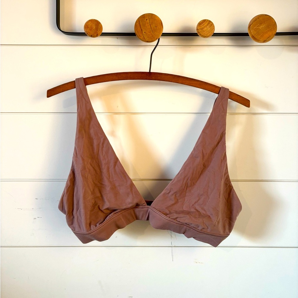 Lululemon Wundermost Nulu Bralette size 12
Worn- great condition
